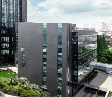 2024年户外遮阳设施市场趋势分析及工程级铝合金防风卷帘应用案例